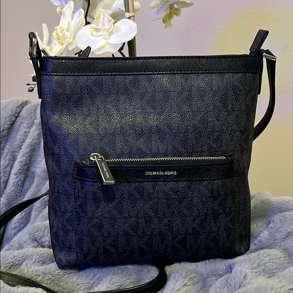 Michael Kors Handbags - Michael Kors Morgan Messenger /Crossbody EUC RETAIL $178